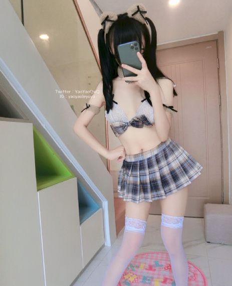 《漂亮的女邻居》在线观看